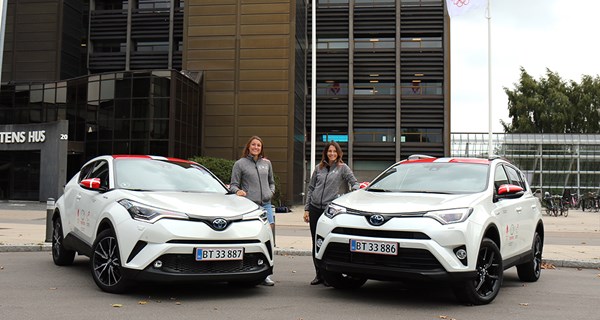 Svømmer Emilie Beckmann (tv) og parataekwondokæmper Lisa Kjær Gjessing med deres nye Toyota-biler. Foto: Toyota.