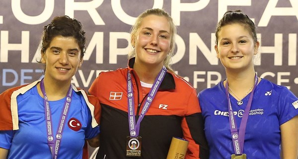 Cathrine Rosengren på medaljeskamlen. Foto: Badminton Danmark.