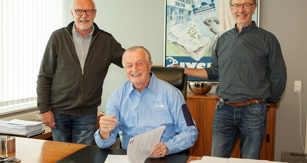 JYSK-grundlæggeren Lars Larsen skrev i 2017 under på en ny sponsoraftale med Parasport Danmark. Nu har erhvervsmanden doneret yderligere 100.000 kroner til parasporten. Foto: Morten M. Rehné