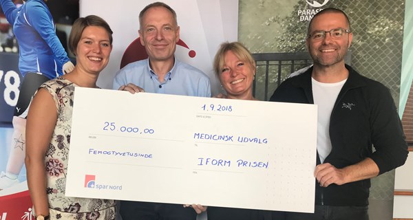 Tine Aagaard, Morten Blomgren, Rikke Blomgren og René Fejer modtog IFORM-prisen på vegne af Medicinsk Udvalg.