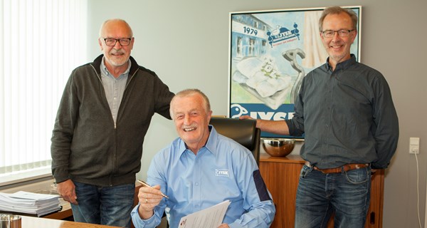Fra venstre: Niels Christiansen, direktør i Parasport Danmark, JYSK-ejer Lars Larsen og Michael Møllgaard Nielsen, elitechef i Parasport Danmark. Foto: Morten M. Rehné