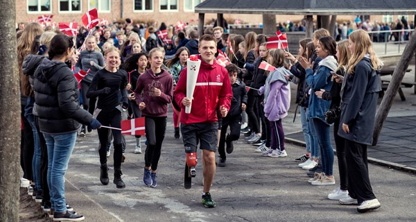 Daniel Wagner løber med den olympiske ild ved Skole OL 2018.