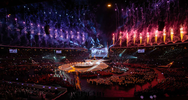 Festlighederne på det imponerende Zayed Sports City Stadium i Abu Dhabi blev afsluttet med fyrværkeri og musik af blandt andre Avril Lavigne.