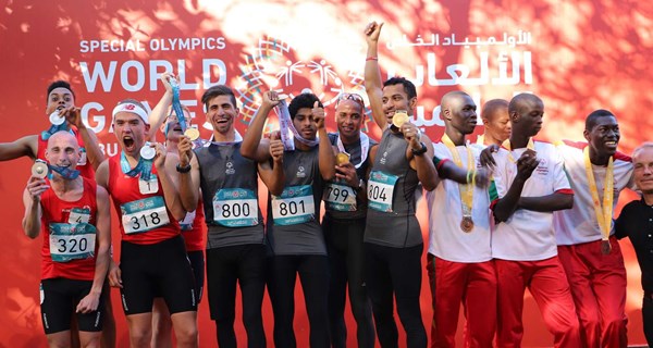De danske atletikdrenge (til venstre) får sølv i 4x400 m stafet på sidstedagen af Special Olympics World Games.