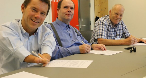 John Petersson, Thorkild Olesen og Jens Boe Nielsen underskriver den nye samarbejdsaftale, der gør Handicapidrættens Videnscenter til Videnscenter om handicap.