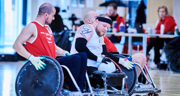 Sebastian Frederiksen (tv), Mark Peters og Mikkel Schöttel (bagerst) skal sammen med resten af det danske landshold i kørestolsrugby forsøge at kvalificere Danmark til de Paralympiske Lege, når de spiller EM på hjemmebane i Vejle til august. Foto: Niels Christoffersen.