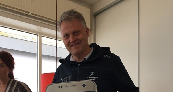 Klubchef i Vejle IF, Ronny Kert, modtager donationen.