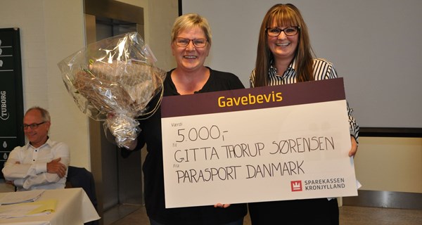 Sidste års prismodtager, Gitta Thorup Sørensen, t.v., og Jannie Thomadsen fra Parasport Danmarks breddeudvalg. Foto: Jørn Erik Simonsen