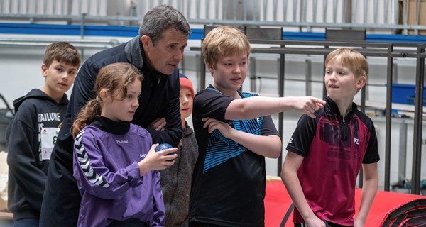De deltagende elever gør kronprinsen klogere på boccia. Foto: Henrik Petit.