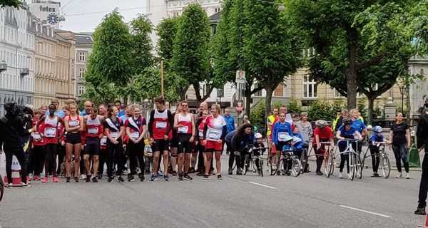 De mange fremmødte para-atleter stiller op til start på Frederiksberg Allé. Forrest ses det paralympiske hold side om side med de fremmødte RaceRunnere.