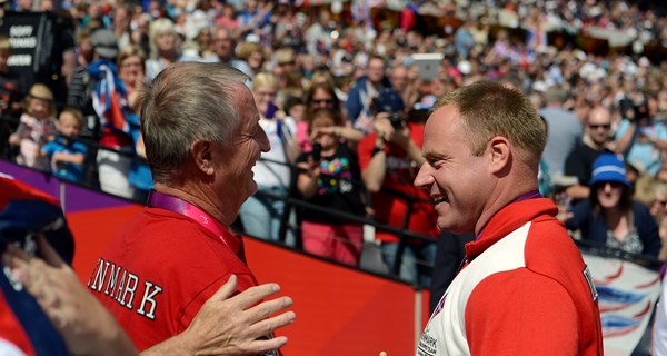 Lars Larsen hilser på guldvinder i kuglestød ved de Paralympiske Lege i London, Jackie Christiansen. Arkivfoto: Lars Møller.