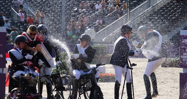 Tobias Thorning Jørgensen bliver badet i champagne sammen med de andre på podiet, efter at have modtaget sin anden guldmedalje ved EM. Foto: Svend Aage Madsen