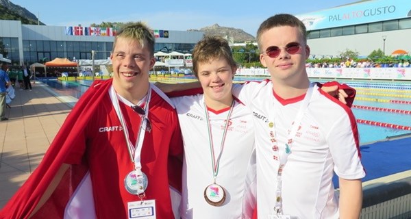 Det blev til flotte sølv- og bronzemedaljer da Nis Heide Pinnerup, Cecilie Beer og Oliver Roug Nielsen deltog i EM for svømmere med Downs Syndrom.