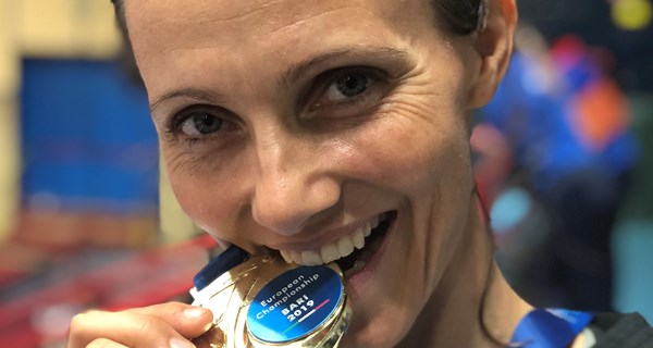 Lisa Kjær Gjessing med guldmedaljen.