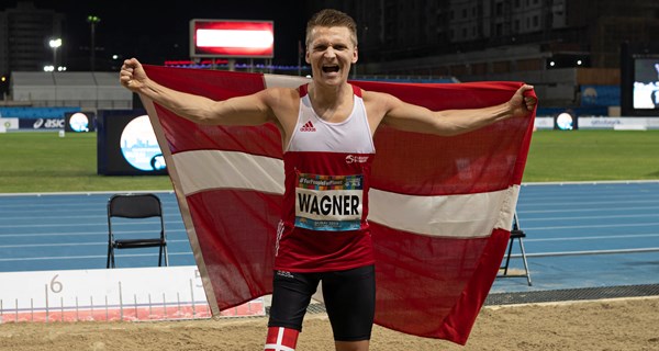 Daniel Wagner fejrer VM-sølvet. Foto: Louise Dyring Mbae