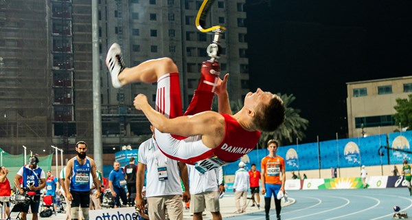 Daniel Wagner fejrer sin VM-guldmedalje i Dubai. Foto: Helene Wiesenhaan