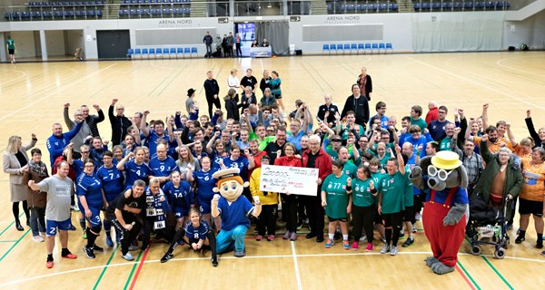 Special Olympics-håndboldspillere i Arena Nord fejrer donationen fra Spar Nord Fonden. Foto: Frederikshavn Kommune