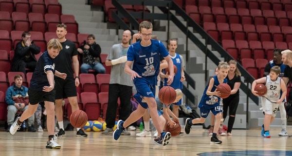 En af de ni klubber er Svendborg Basketball Club, hvor de har startet basket- og cheerleaderholdet Wild Rabbits.