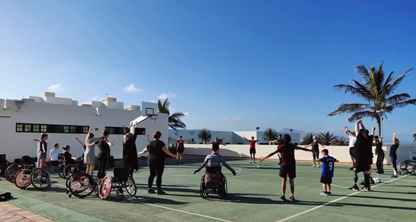 Fælles opvarmning i solen på sportslejren i 2019.