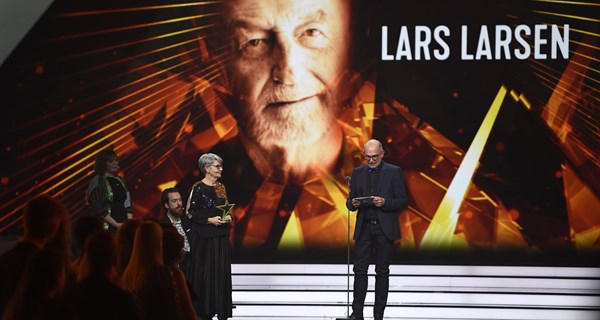 - Lars Larsen ville have været meget stolt. Engagementet i parasporten har altid stået både Kris og Larsen meget nært. I bedste Lars Larsen stil og ånd fordobles prisen selvfølgelig og gives videre til Parasport Danmark, lød det fra JYSK's Carl Erik Stubkier, der tog imod prisen ved Sport2019 sammen med Lars Larsens hustru Kristine Brunsborg. Foto: Lars Møller