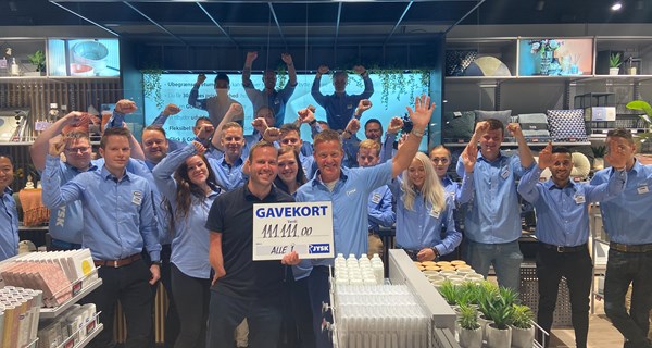 Checken på de 111.111 kr. blev overrakt til bordtennisspiller Peter Rosenmeier i JYSK's nyeste butik i Lyngby Storcenter.