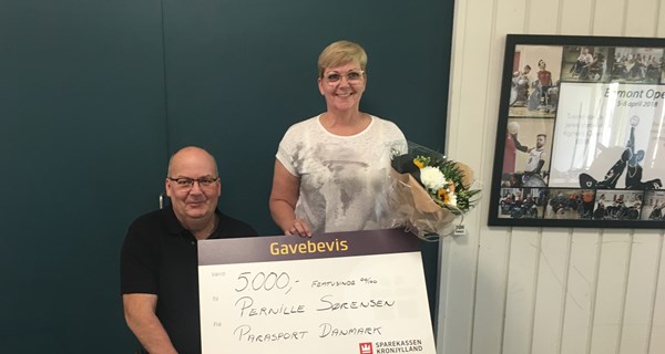 Mogens Jensen fra Parasport Danmarks Breddeudvalg overrakte blomster og den medfølgende check på 5.000 kr. til Pernille Holm Sørensen.
