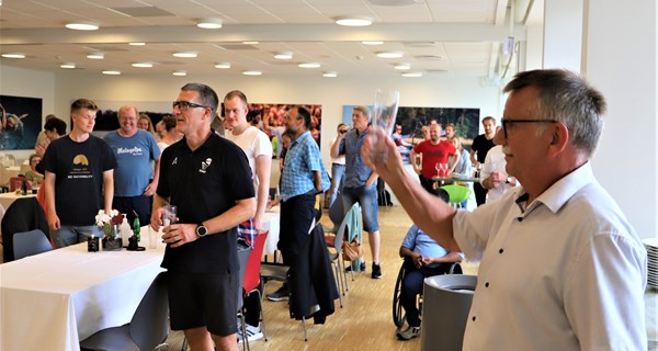 Ole Ansbjerg løfter glasset til sin afskedsreception og jubilæum efter 30 års arbejde for parasporten.