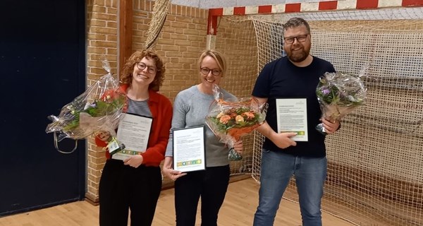 Prisen blev overrakt af Sønderborg Kommunes Sundhedsudvalg til trænerne Carolina Nordquist Clausen og Maria Yde Skaksen samt bestyrelsesmedlem Lars Hauge Damm.