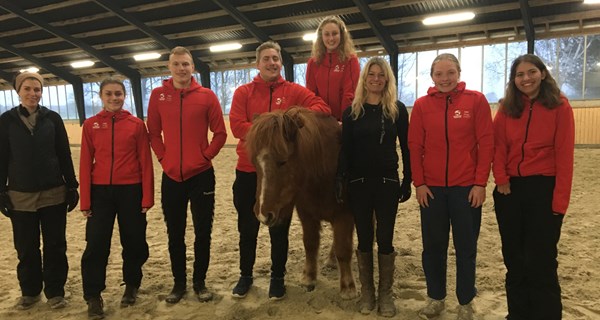 Parasport Danmarks talenthold i svømning til kursus hos hestetræner Mia Lykke Nielsen. Foto: Bettina Fisker