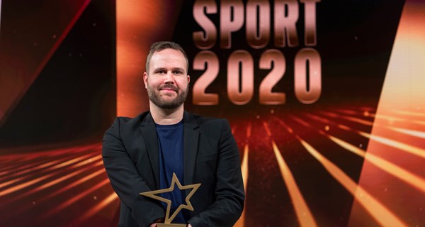 Bordtennisikonet Peter Rosenmeier modtog Kulturministerens Parasportspris på vegne af Christoffer Petersen og holdet bag Rising Stars. Foto: Lars Møller for DR