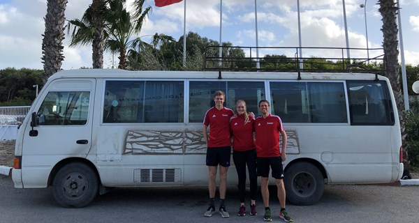 Christian Lykkeby, fysioterapeut Julie Rindum Toft og Anders Lagergren er klar i Tunis.