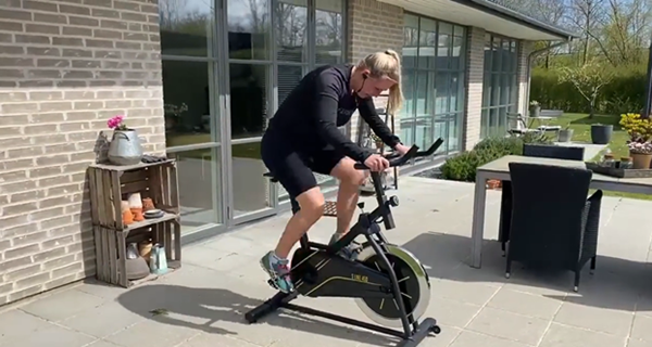 Parabadmintonspilleren Cathrine Rosengren har købt en spinnings-cykel, der er blevet brugt til hjemmetræning under nedlukningen.