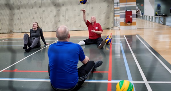 Siddende volleyball, eller paravolley, er særligt internationalt en udbredt parasport. I Danmark er Lavia København omdrejningspunkt for mange aktiviteter. Foto: Thomas Sjørup
