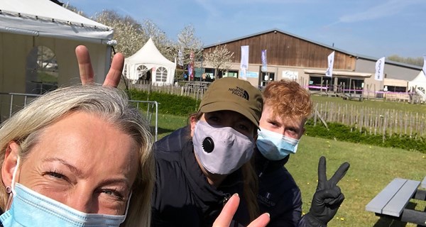 Højt humør hos holdleder Anette Bruun Jensen, landstræner Astrid Gemal og Tobias Thorning Jørgensen i Waregem.