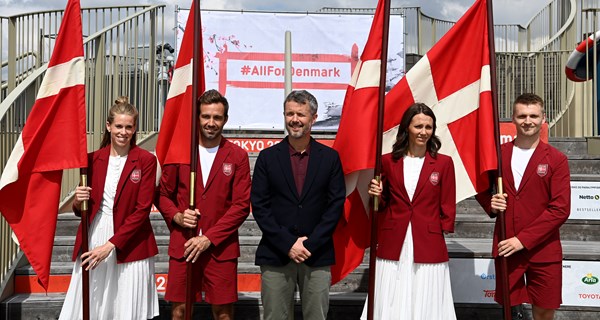 OL- og PL-fanebærerne flankerer H.K.H. Kronprins Frederik. Foto: Lars Møller