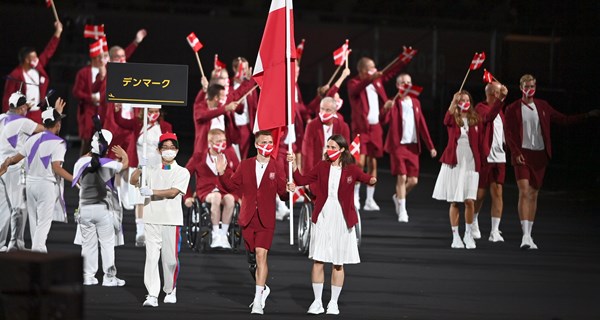 Daniel Wagner og Lisa Kjær Gjessing fører den danske delegation ind på det olympiske stadion i Tokyo. Foto: Lars Møller
