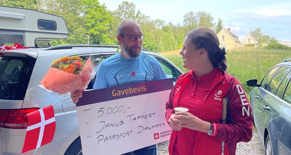 Løbetræner Janus Tappert fra Klub Liv og Motion fik overrakt Ildsjæleprisen i 2021 af formand for Parasport Danmarks Breddeudvalg, Lene van der Keur .