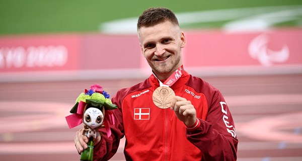 Daniel Wagner fik bronze efter en vild afslutning på længdespringskonkurrencen i Tokyo. Foto: Lars Møller.