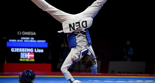 Lisa Kjær Gjessing fejrer PL-guldet i Tokyo med manér. Foto: Lars Møller
