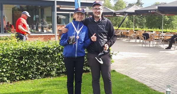 På billedet ses de to vindere af Pensionsselskabets Paragolf Tour 2021: Casper Holst Christensen, Frederikssund GK (A-rækken) og Annelene Zobbe Mortensen, Helsingør GC (B-rækken). Foto: DGU