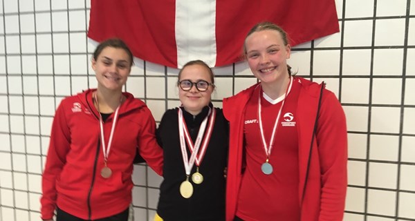 Top tre på 50 m fri damer: Guldvinder Eva Rosted (i midten), sølvvinder Camilla Bitz Witt (til højre) og bronzevinder Freja Kvist. Foto: Bettina Fisker
