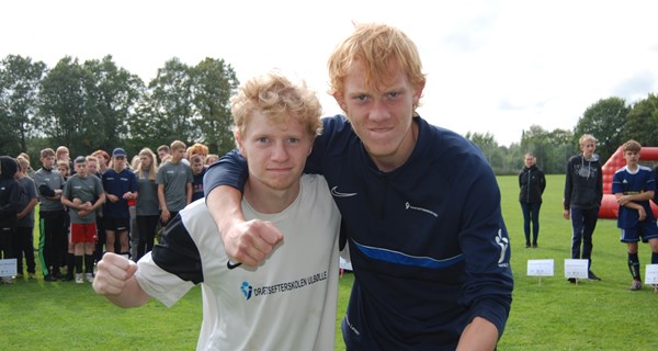 18-årige Hans Peter Hvidberg Christensen og 16-årige Rasmus Verner Larsen fra Idrætsefterskolen Ulbølle havde en god dag i Silkeborg. Foto: Parasport Danmark.
