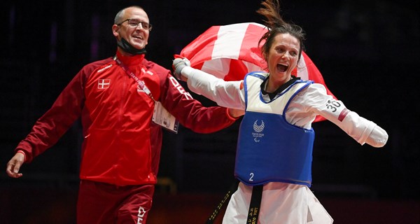 Lisa Kjær og landstræner Bjarne Johansen fejrer PL-triumfen i Tokyo i 2021. Målet er mere guld i Paris. Foto: Lars Møller