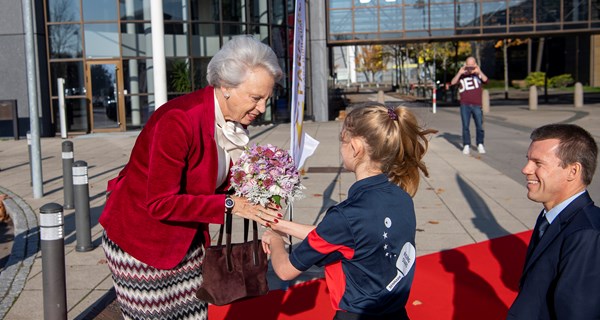 Parabordtennisspiller Freja Juhl Larsen og formand for Parasport Danmark, John Petersson, tager imod H.K.H. Prinsesse Benedikte foran Idrættens Hus. Foto: Lars Møller.