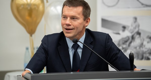 John Petersson på talerstolen ved Parasport Danmarks 50 års-jubilæumsreception. Foto: Lars Møller