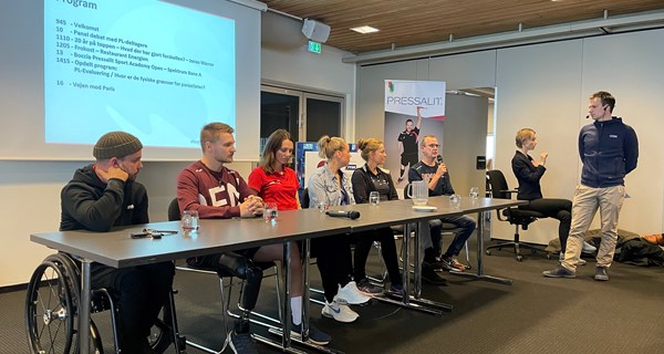 Fire atleter og to landstrænere deltog i en paneldebat under weekenden Pressalit Sports Academy i Vejle. Fra venstre: Mikkel Schöttel (kørestolsrugby), Daniel Wagner (atletik), Lisa Kjær Gjessing (taekwondo), Amalie Vinther (svømning) samt landstræner i ridning, Astrid Gemal, og landstræner i taekwondo, Bjarne Johansen. Stående Team Manager i Team Danmark, Magnus Wonsyld.