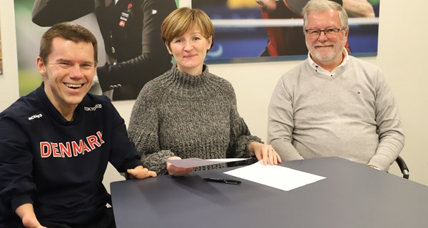 Fra venstre: Formand for Parasport Danmark, John Petersson, formand for DGI, Charlotte Bach Thomassen og formand for DAI, Peer Huniche, underskriver samarbejdsaftale om Bevæg dig for Livet - parasport og idræt for sindet. 21. december 2021