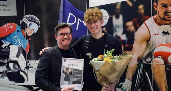 Pressalit-direktør Dan Boyter overrækker Pressalits Keep Living-pris til Tobias Thorning Jørgensen. Foto: Parasport Danmark.