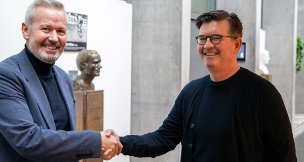 Parasport Danmarks direktør Ivan Løvstrup og Pressalit-direktør Dan Koch Boyter giver hånd på den nye samarbejdsaftale. Foto: Parasport Danmark