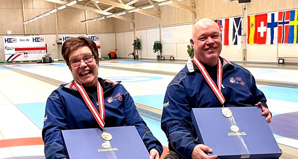 De nykårede danmarksmestre i mixed double, Sussie Nielsen og Kenneth Ørbæk fra Tårnby Curling Club.